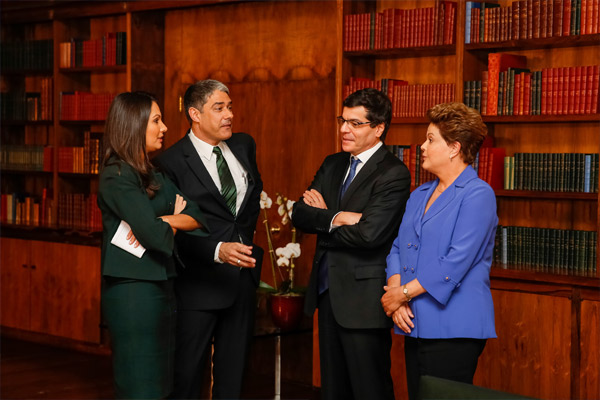 2014, agosto – Ali Kamel, Bonner e Patricia Poeta conversam com a presidente Dilma Rousseff ao fim da entrevista ao JN concedida no Palácio da Alvorada.