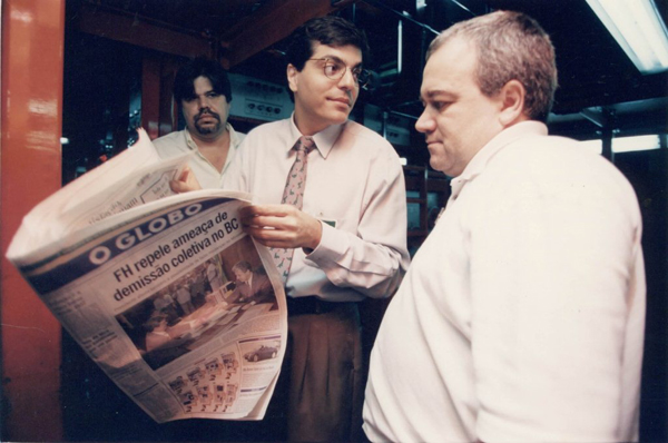 Ali Kamel e Mario Marona, 1995 - Ali Kamel, editor-chefe do jornal O Globo, ao lado de seu adjunto Mario Marona, com o primeiro exemplar do jornal após a reforma gráfica