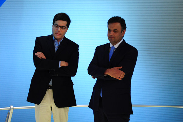 2014, agosto – Ali Kamel, ao lado do candidato do PSDB nas eleições presidenciais daquele ano, nos estúdios do JN, minutos antes da entrevista ao telejornal.