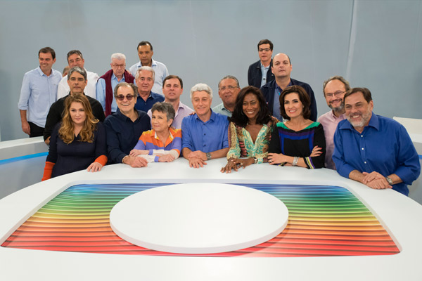 2015, abril – Ali Kamel, ao fundo, com todos os participantes da série especial do Jornal Nacional que comemorou o centenário da TV Globo.