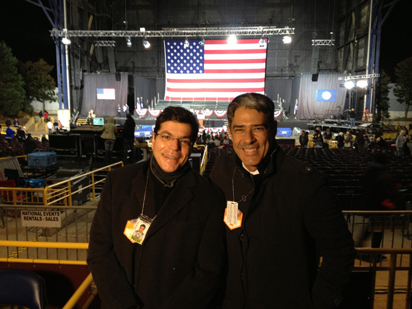 Ali kamel Comicio Obama,  2012, novembro - Ali Kamel, diretor geral de jornalismo e esporte da TV Globo, ao lado de Willliam Bonner, no último comício de Barack Obama antes do dia da eleição
