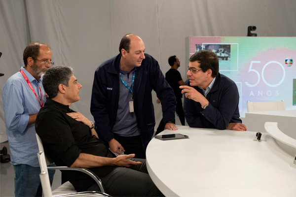 2015, abril – Ali Kamel conversa com William Bonner, Mariano Boni (diretor-executivo de jornalismo) e Ricardo Pereira (um dos editores do JN) em intervalo da gravação da série em comemoração aos 50 anos da TV Globo.
