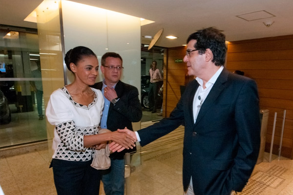 2014, agosto – Ali Kamel cumprimenta a então candidata Marina Silva na chegada dela para a entrevista ao JN, depois da morte de Eduardo Campos. Ao fundo, o canditado a vice, Senador Beto Albuquerque.