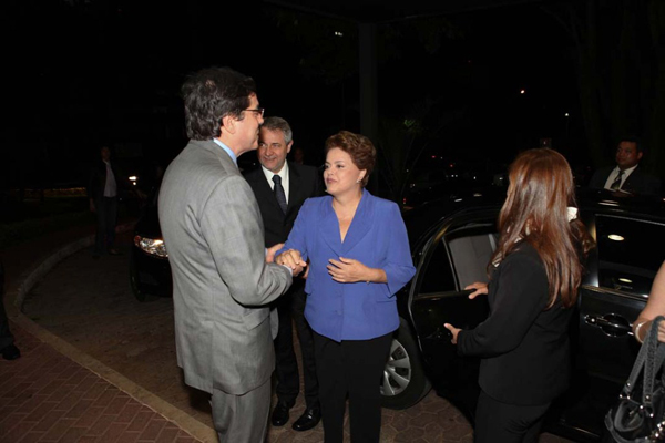 Ali Kamel e Dilma, 2010 - Ali Kamel, diretor da CGJ, recebendo a presidente eleita Dilma Roussef, na  Globo em Brasília, um dia depois da eleição, para entrevista no Jornal Nacional. Ao fundo, o diretor geral de jornalismo e esporte, Carlo