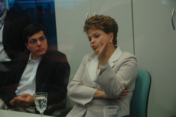 Ali Kamel com Dilma Roussef, 2010 - Ali Kamel, diretor da Central Globo de Jornalismo, com a candidata Dilma Roussef, antes da entrevista em agosto no Jornal Nacional