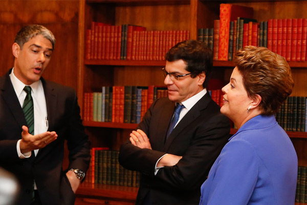 2014, agosto – Ali Kamel e William Bonner conversam com a presidente Dilma Roussef, depois da entrevista dela ao JN durante a campanha eleitoral daquele ano.