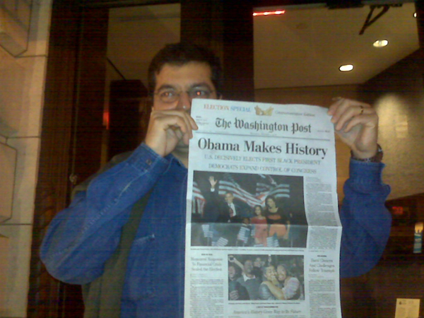  Ali Kamel em Worshington, 2008, novemro - Ali Kamel, diretor-executivo de jornalismo da TV Globo, na madrugada da eleição americana, em Washington, segurando edição histórica do Washington Post com a vitória de Obama