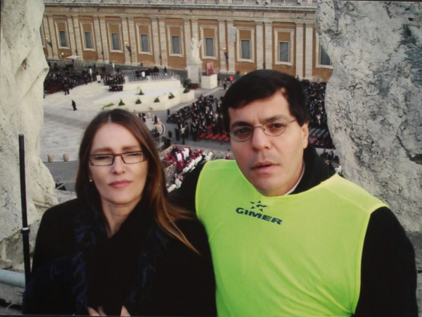  Ali kamel e ilze scamparini, 2005 - Ali Kamel, diretor -executivo de jornalismo da TV Globo, no terraço das colunatas da Praça de São Pedro, na cobertura do funeral do Papa João Paulo II, ao lado da correspondente Ilze Scamparini