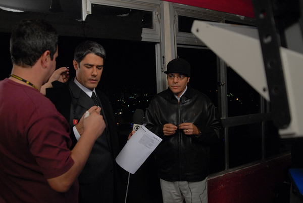Ali kamel, 2007, 17-7 - Ali Kamel, diretor-executivo de jornalismo da TV Globo, ao lado de William Bonner, dirigindo a ancoragem do Jornal Nacional em São Paulo, em frente ao Aeroporto de Congonhas, após acidente com o avião da TAM