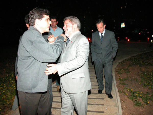 Ali Kamel e o Presidente Lula, 2002, 28-10 - Ali Kamel, diretor-executivo da TV Globo, recebendo em São Paulo o presidente-eleito Luiz Inácio Lula da Silva no primeiro dia após a eleição para a sua primeira entrevita exclusiva . Ao fundo, Gilberto Car