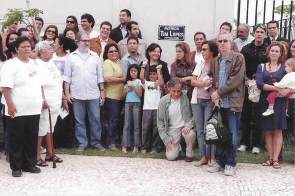 Ali Kamel e Família de Tim lopes, 2007 Ali Kamel (de casaco de camurça) com grupo de amigos e parentes de Tim Lopes na inauguração da avenida no Rio de Janeiro que leva o nome do jornalista assassinado por traficantes em 2002