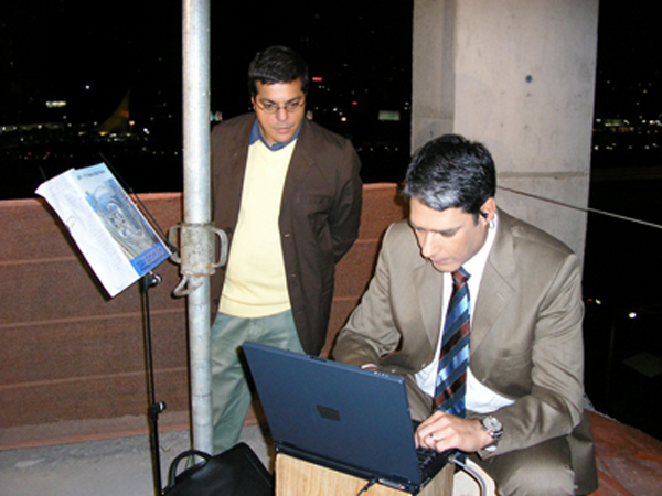 Ali kamel e Willian Bonner, 2006 - Ali Kamel, diretor-executivo de jornalismo da TV Globo, em São Paulo, ao lado de William Bonner, durante ancoragem do Jornal Nacional nos dias dos ataques do PCC 
